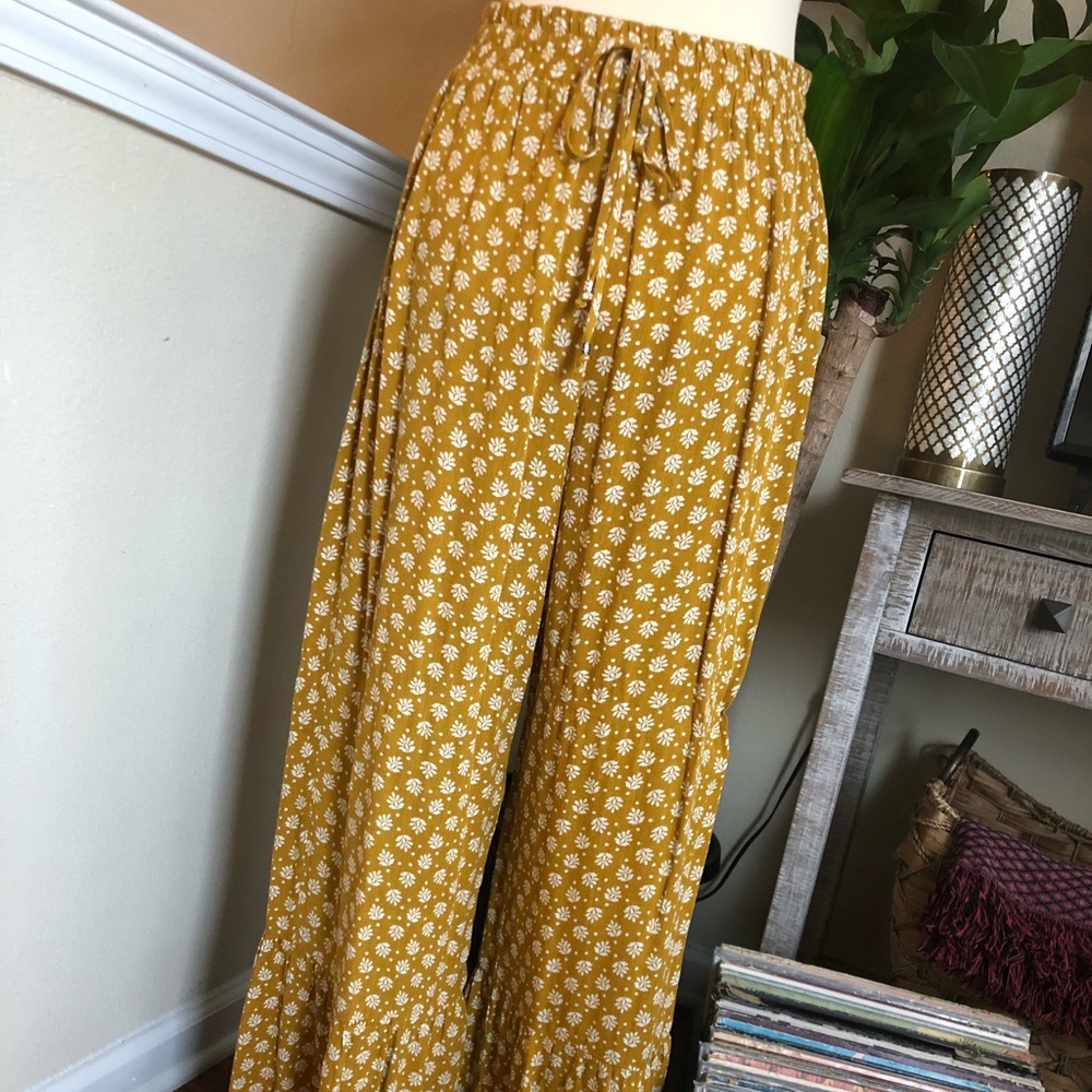 Floral Flowy pants - size M - Bell bottoms
